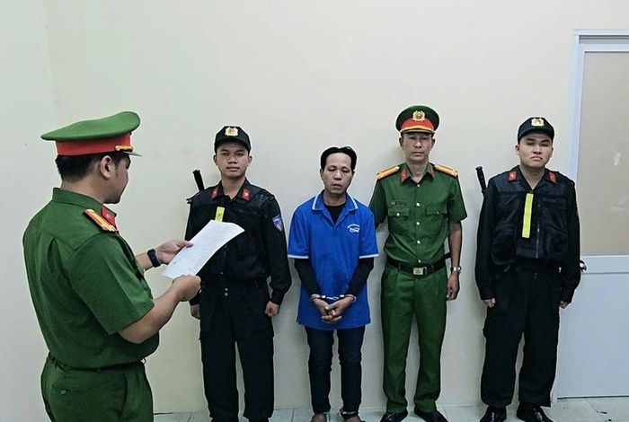 Cơ quan Công an thực hiện thủ tục tố tụng đối với Thạch Kim Thái. (Ảnh: Công an TP Hồ Chí Minh)