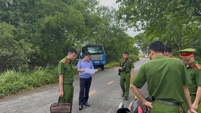 Kiểm sát viên kiểm tra Biên bản dựng lại hiện trường.
