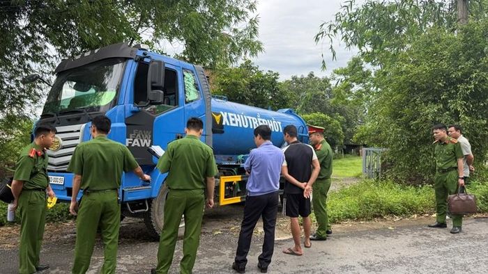 Kiểm sát viên kiểm sát việc thực nghiệm điều tra đối với vụ việc xảy ra tại khu 3 Thanh Hà, xã Chí Tiên, tỉnh Phú Thọ.