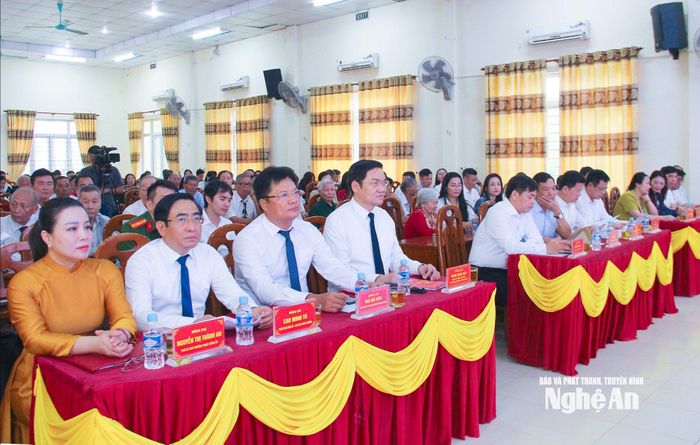 Các đồng chí lãnh đạo tỉnh và phường Cửa Lò tham dự Lễ trao Huy hiệu Đảng. Ảnh: Mai Hoa