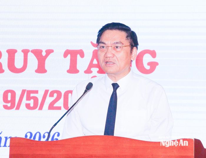 Đồng chí Hoàng Nghĩa Hiếu - Phó Bí thư Thường trực Tỉnh ủy, Chủ tịch HĐND tỉnh phát biểu tri ân và chúc mừng các đảng viên vinh dự được nhận Huy hiệu Đảng. Ảnh: Mai Hoa