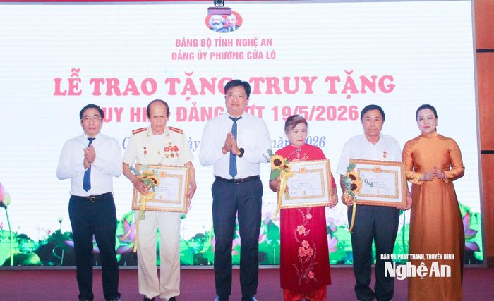 Các đồng chí Thường trực Đảng ủy phường Cửa Lò trao Huy hiệu 45 tuổi Đảng cho các đảng viên. Ảnh: Mai Hoa