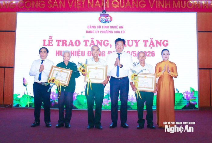 Các đồng chí Thường trực Đảng ủy phường Cửa Lò trao Huy hiệu 55 tuổi Đảng cho các đảng viên. Ảnh: Mai Hoa
