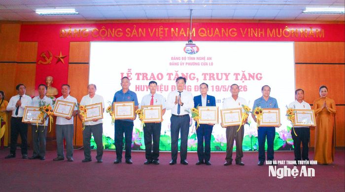 Các đồng chí Thường trực Đảng ủy phường Cửa Lò trao Huy hiệu 40 tuổi Đảng cho các đảng viên. Ảnh: Mai Hoa