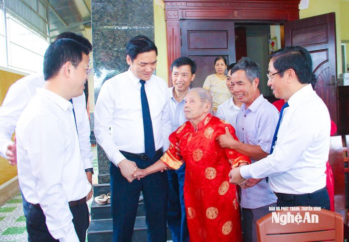 Đồng chí Hoàng Nghĩa Hiếu – Phó Bí thư Thường trực Tỉnh ủy, Chủ tịch HĐND tỉnh và đoàn công tác của tỉnh, phường Cửa Lò trực tiếp đến thăm và trao Huy hiệu 70 tuổi Đảng cho đồng chí Phùng Thế Đàn, sinh hoạt tại Chi bộ khối Nghi Thu 1. Ảnh: Mai Hoa