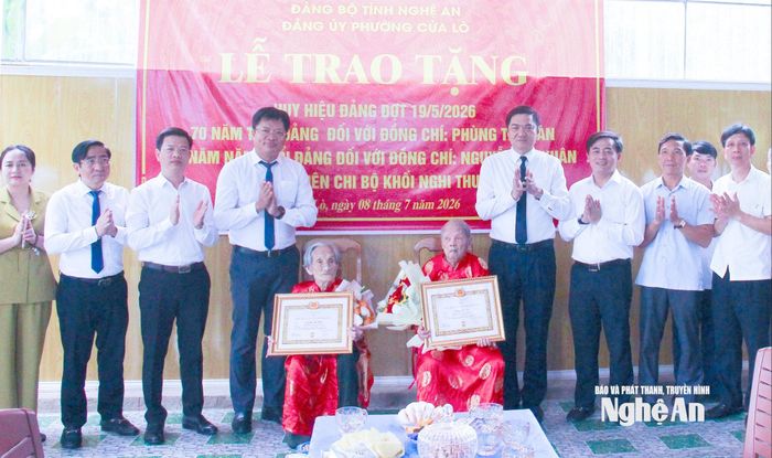 Đoàn công tác của tỉnh và phường Cửa Lò tặng Huy hiệu cho vợ chồng 2 đồng chí Phùng Thế Đàn 70 năm tuổi Đảng và Nguyễn Thị Xuân 60 tuổi Đảng. Ảnh: Mai Hoa