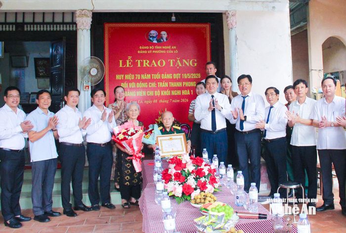Lãnh đạo tỉnh và phường Cửa Lò chụp ảnh lưu niệm với đảng viên 70 tuổi Đảng Trần Thanh Phong. Ảnh: Mai Hoa