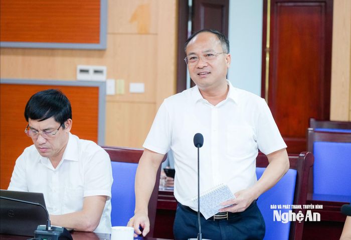 Giám đốc Sở Nội vụ Nguyễn Viết Hưng phát biểu làm rõ ý kiến các đại biểu về quy định kiêm nhiệm, mức phụ cấp kiêm nhiệm. Ảnh: TL