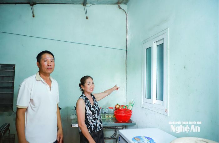 Gia đình anh Nguyễn Hoàng Hăng, xóm Quyết Tâm, xã Hải Lộc cho biết, quá trình lu nền dự án làm các vết nứt của nhà ngày càng lớn. Ảnh: Thành Duy