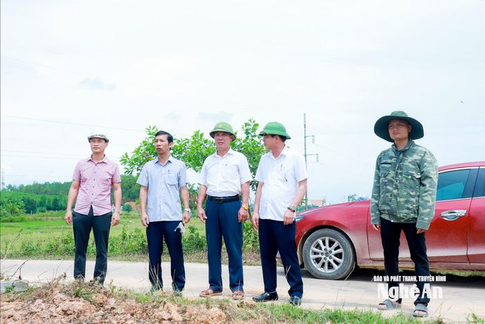 Lãnh đạo xã Nam Đàn giới thiệu với phóng viên Báo và phát thanh, truyền hình Nghệ An về mặt bằng khu tái định cư. Ảnh: Thành Duy