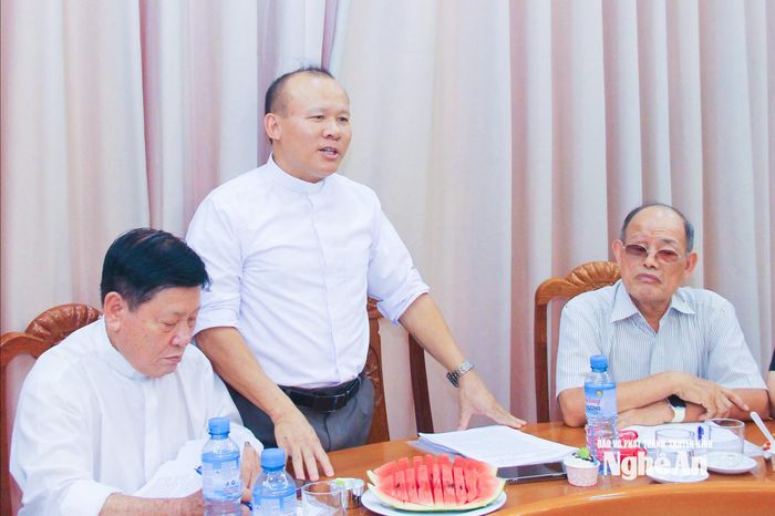 Linh mục Giuse Phan Văn Thắng - Chủ tịch Ủy ban Đoàn kết Công giáo Việt Nam tỉnh Nghệ An trao đổi tại hội nghị. Ảnh: Mai Hoa
