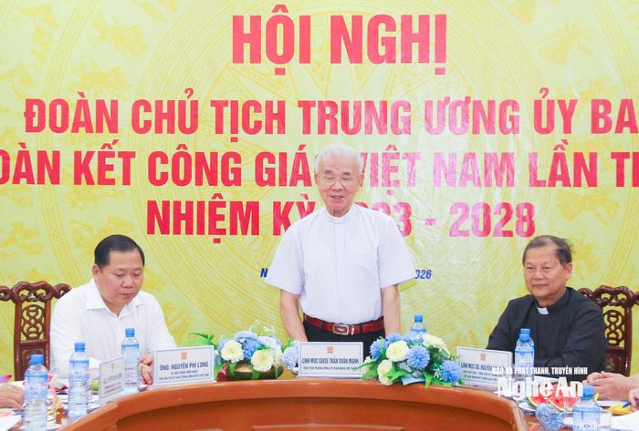 Linh mục Giuse Trần Xuân Mạnh - Chủ tịch Trung ương Ủy ban Đoàn kết công giáo Việt Nam phát biểu tại hội nghị. Ảnh: Mai Hoa