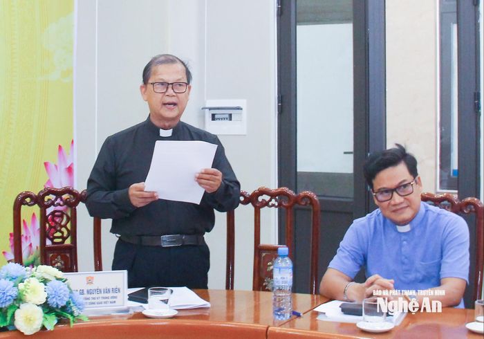 Linh mục Nguyễn Văn Riễn - Phó Chủ tịch, Tổng Thư ký Trung ương Ủy ban Đoàn kết Công giáo Việt Nam báo cáo các nội dung xin ý kiến tại hội nghị. Ảnh: Mai Hoa