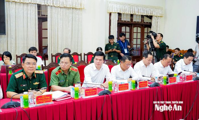 Các đồng chí trong Ban Thường vụ Tỉnh ủy dự buổi làm việc. Ảnh: Phạm Bằng