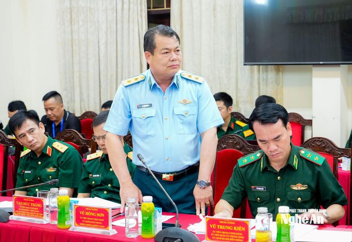 Trung tướng Vũ Hồng Sơn - Tư lệnh Quân chủng Phòng không - Không quân phát biểu tại buổi làm việc. Ảnh: Phạm Bằng