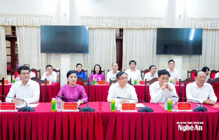 Các đồng chí trong Ban Thường vụ Tỉnh ủy dự buổi làm việc. Ảnh: Phạm Bằng