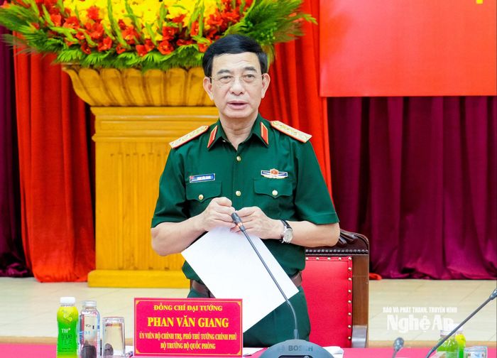 Đại tướng Phan Văn Giang - Phó Thủ tướng Chính phủ, Bộ trưởng Bộ Quốc phòng phát biểu kết luận buổi làm việc. Ảnh: Phạm Bằng