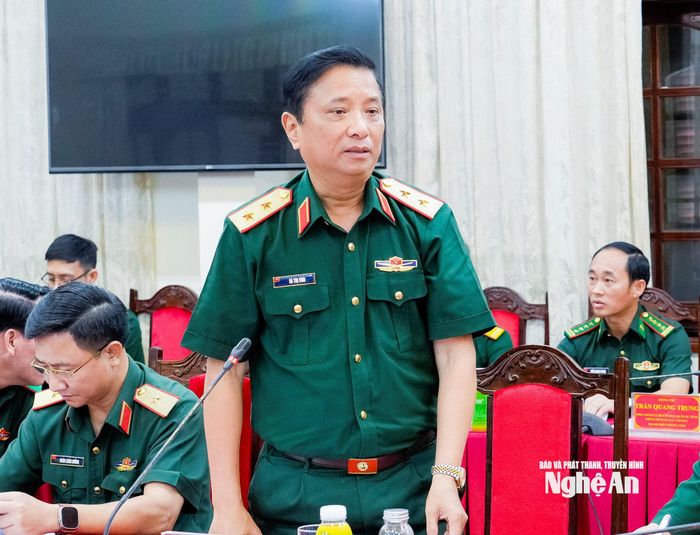 Trung tướng Hà Thọ Bình - Tư lệnh Quân khu 4 phát biểu tại buổi làm việc. Ảnh: Phạm Bằng