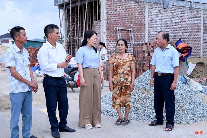 Bà Trương Thị Loan (thứ hai từ phải sang) và nhiều hộ dân bị ảnh hưởng bởi Dự án đường Hàm Nghi kéo dài đồng thuận cao di dời, tái định cư để phục vụ dự án.