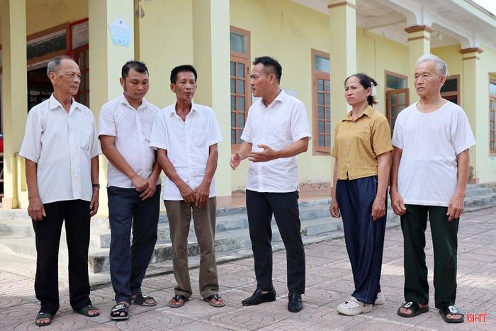 Ông Trần Văn Trung - Bí thư Đảng ủy, Chủ tịch HĐND xã Việt Xuyên (thứ ba từ phải sang) trò chuyện với người dân sau hội nghị đối thoại.