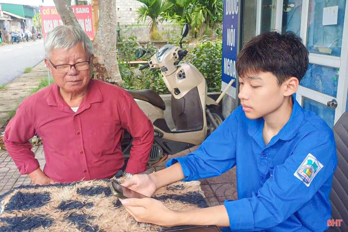Em Nguyễn Bảo Lâm cùng các bạn trong đội hình tình nguyện dành phần lớn thời gian đến từng hộ dân để hỗ trợ công tác chuyển đổi số.