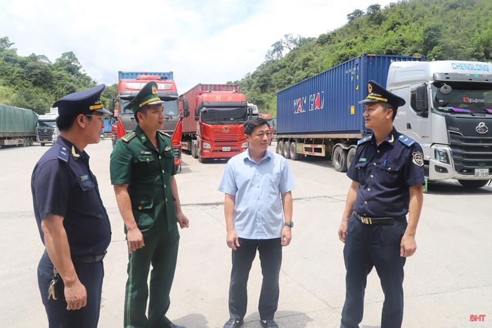 Phó Trưởng ban Quản lý KKT tỉnh Trần Đình Nghị chủ trì cuộc họp bàn các giải pháp triển khai nhiệm vụ thời gian tới với các lực lượng chức năng tại Cửa khẩu quốc tế Cầu Treo.