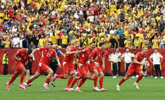 Màn ăn mừng của các cầu thủ Thụy Sĩ khi loại Colombia.