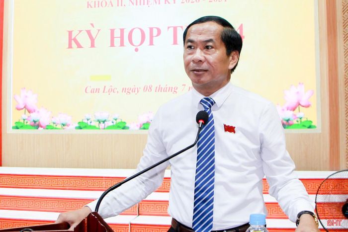 Bí thư Đảng ủy, Chủ tịch HĐND xã Can Lộc Võ Xuân Linh khai mạc kỳ họp.