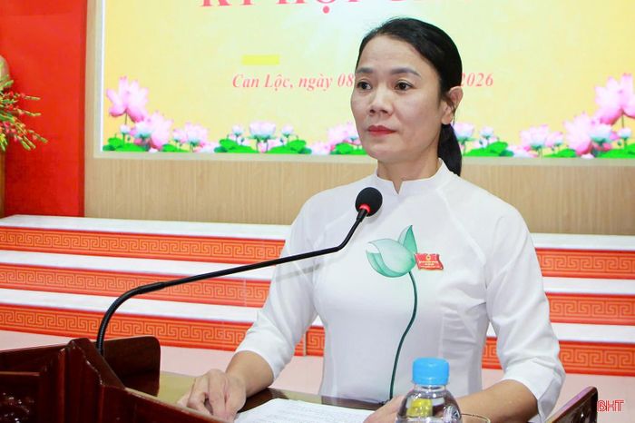Bà Phạm Thị Bích Liên - Trưởng ban Văn hóa - Xã hội, HĐND xã báo cáo thẩm tra của ban.