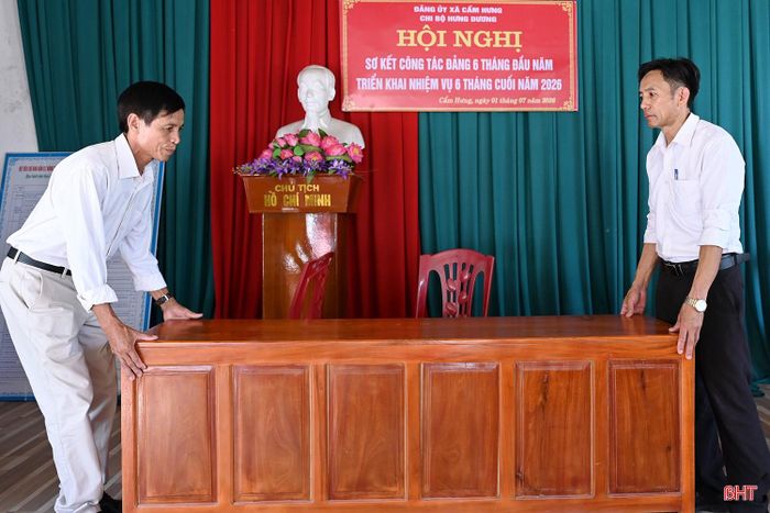 Cán bộ các thôn, tổ dân phố mới tiếp nhận, sắp xếp cơ sở vật chất phục vụ hoạt động tại điểm sinh hoạt cộng đồng.