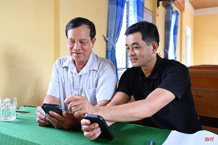  Bí thư chi bộ và trưởng thôn Cẩm Tiến sử dụng nền tảng mạng xã hội trong điều hành, quản lý hoạt động thôn. 