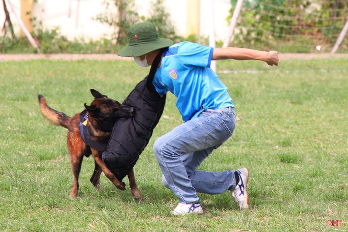"Chiến sĩ đặc biệt" khống chế đối tượng giả định trong tình huống nguy hiểm.