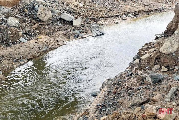 Dòng chảy Khe Gạo được khơi thông và nước đang dần trong trở lại.