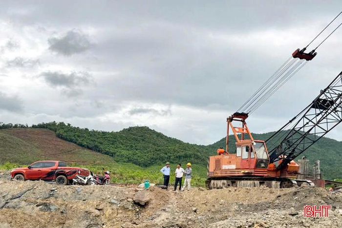 Cán bộ xã Kỳ Lạc kiểm tra sau khi nhà thầu khắc phục