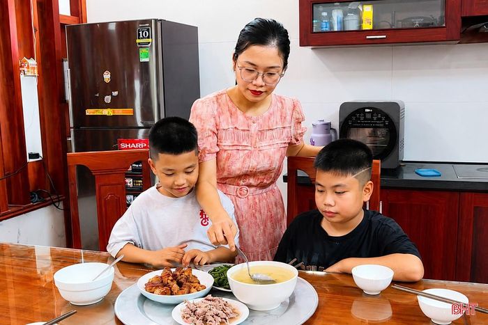 Chị Trần Thị Thu Trang cùng các con bên mâm cơm gia đình do chính các em chế biến.