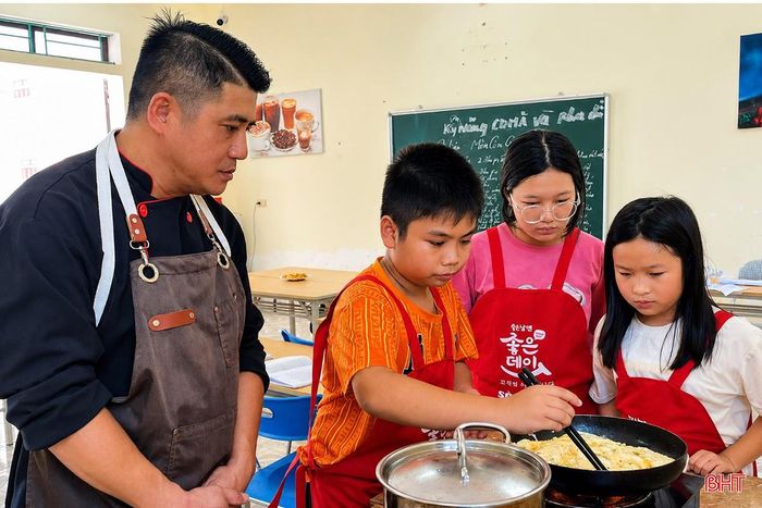 Sau vài buổi học, Bảo Duy đã tự tay nấu được những món ăn đơn giản trong bữa cơm gia đình.