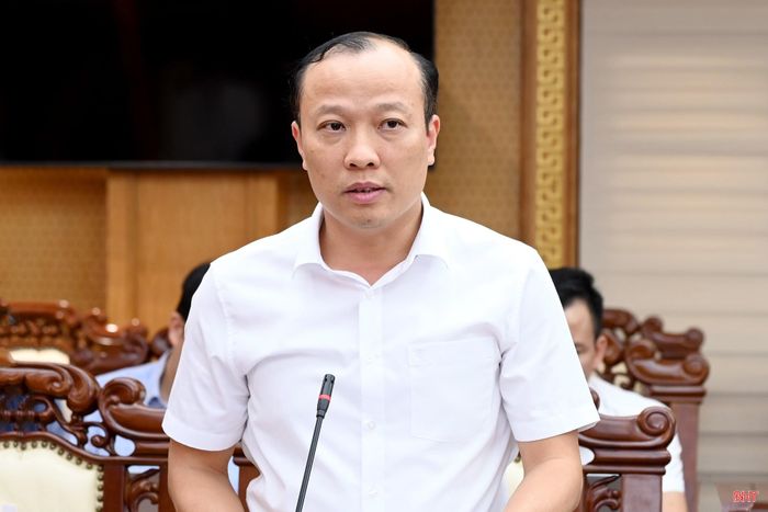 Đồng chí Thái Phúc Sơn - Chánh Văn phòng Tỉnh ủy báo cáo kết quả thực hiện nhiệm vụ của các cơ quan tham mưu, giúp việc Tỉnh ủy trong 6 tháng đầu năm.