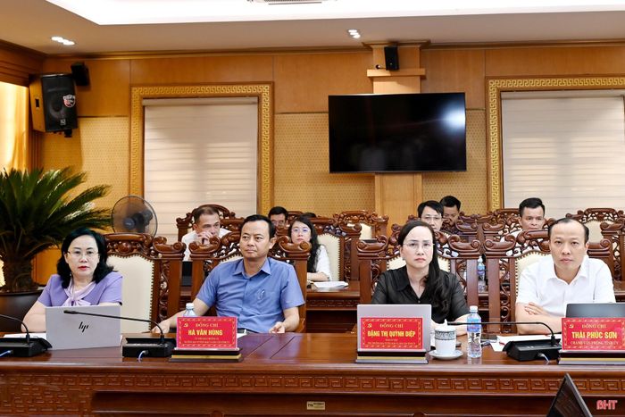 Các đồng chí Ủy viên Ban Thường vụ Tỉnh ủy và đại biểu dự buổi làm việc.