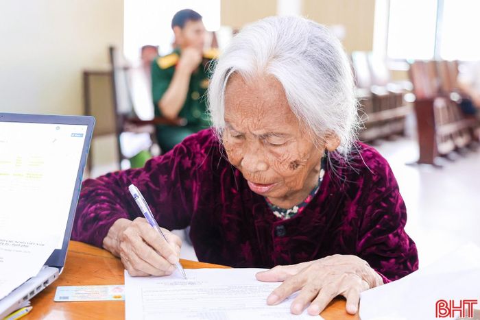 Cụ Trần Thị Thanh mặc dù mắt đã mờ, tay đã run nhưng bà vẫn muốn tự mình ký tên xác nhận thông tin, để mong khoảng cách giữa bà và anh trai được gần nhau hơn.