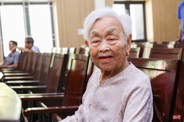 Cụ Nguyễn Thị Thảo (SN 1931, xã Cẩm Bình), mẹ liệt sĩ Trần Quang Minh, là một trong số ít mẹ liệt sĩ tham gia lấy mẫu ADN lần này do hầu hết các mẹ liệt sĩ đều tuổi cao, sức yếu, đi lại khó khăn.
