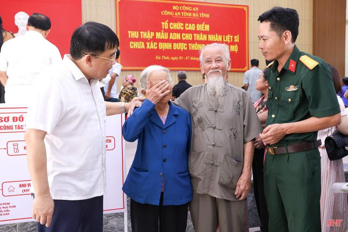 Với nhiều thân nhân liệt sĩ, dẫu đường xa vạn dặm, dẫu sức khỏe yếu, nhưng khi về tham gia lấy mẫu ADN tại các điểm tập trung, họ rất vui và xúc động vì được gặp những người thân của các liệt sĩ.