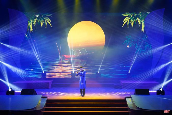 Tiết mục diễn xướng dân ca Ví, Giặm "Nghĩa Cồn Gò, tình Nhượng Bạn" và độc tấu sáo trúc "Giận mà thương" do các diễn viên Trung tâm Văn hóa, Điện ảnh và Xúc tiến du lịch Hà Tĩnh thể hiện tại hội diễn.