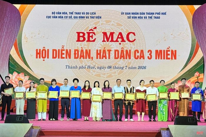 Diễn viên Công Minh (thứ nhất từ phải qua) và Nghệ nhân Trần Văn Sang (thứ 4 từ trái qua) nhận huy chương bạc cho các tiết mục.