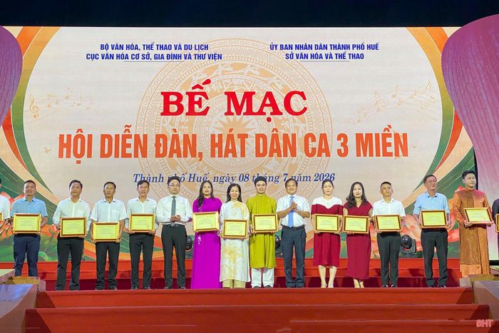 Nghệ nhân Trần Văn Sang - Phó Giám đốc Trung tâm Văn hóa, Điện ảnh và Xúc tiến du lịch Hà Tĩnh (thứ 7 từ phải qua) nhận huy chương vàng cho tiết mục "Lời mẹ hát".