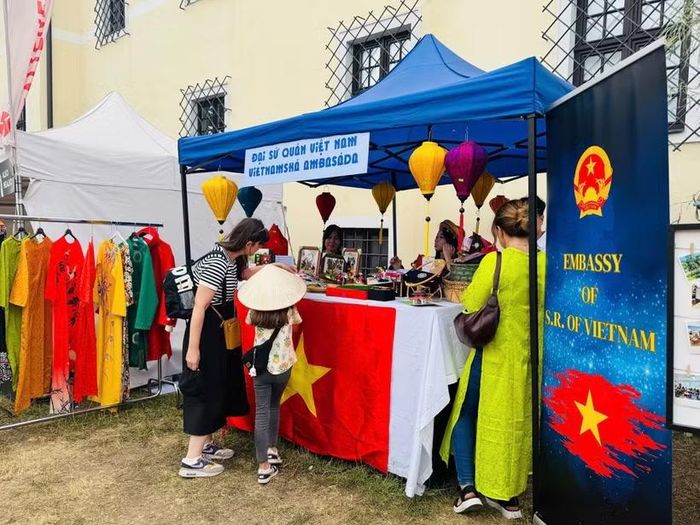 Gian hàng của Đại sứ quán Việt Nam tại Slovakia. (Ảnh: TTXVN phát)