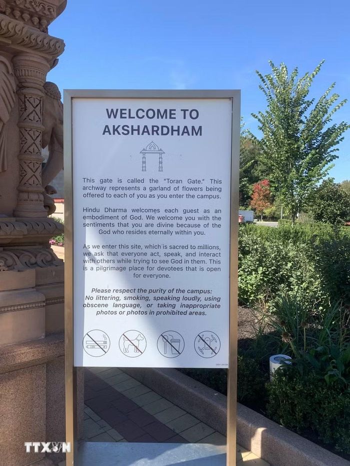 Biển chào đón du khách tại “Cổng chào” (Toran Gate) của quần thể đền BAPS Swaminarayan Akshardham, giới thiệu những quy tắc ứng xử tại không gian linh thiêng của cộng đồng Hindu. (Ảnh: Ngọc Quang/TTXVN)