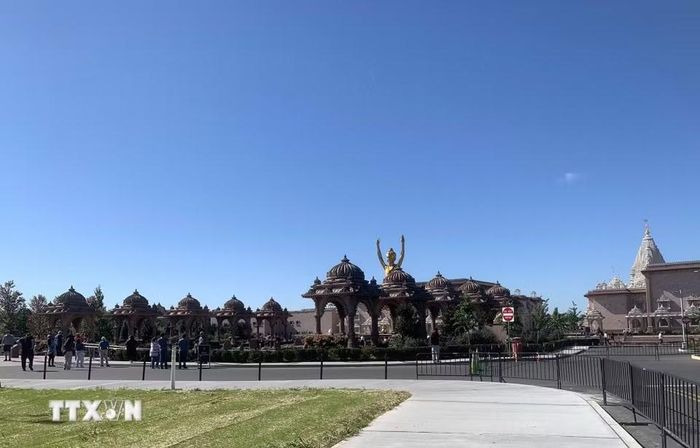 Nằm tại Robbinsville (bang New Jersey), quần thể đền Akshardham được khánh thành sau hơn một thập kỷ xây dựng từ năm 2011 đến 2023, với sự tham gia của khoảng 12.500 tình nguyện viên trên khắp nước Mỹ, đóng góp hàng triệu giờ lao động. (Ảnh: Ngọc Quang/TTXVN)