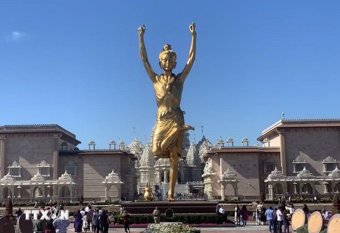 Akshardham gây ấn tượng với hơn 10.000 bức tượng và phù điêu tinh xảo, tái hiện các nhạc cụ cổ, điệu múa truyền thống và biểu tượng văn hóa Ấn Độ. (Ảnh: Ngọc Quang/TTXVN)