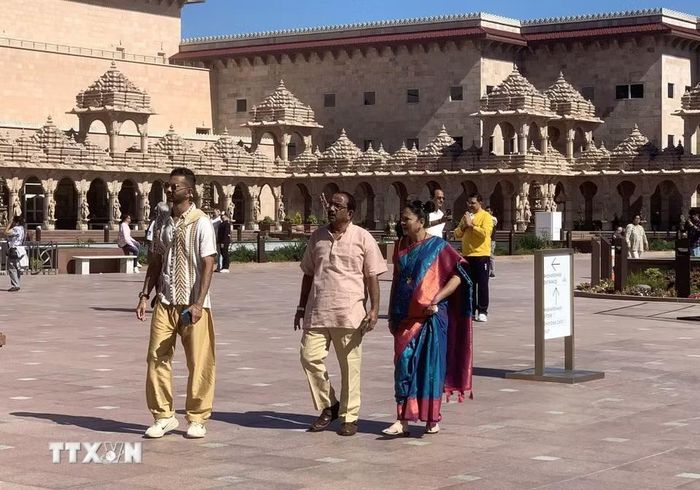 Du khách tham quan quần thể đền BAPS Swaminarayan Akshardham ở bang New Jersey. (Ảnh: Ngọc Quang/TTXVN)