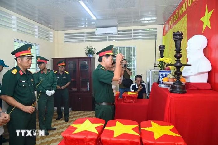Ban tổ chức dâng hương tại buổi lễ đưa mẫu sinh phẩm hài cốt liệt sỹ đi giám định ADN. (Ảnh: Văn Đông/TTXVN phát)